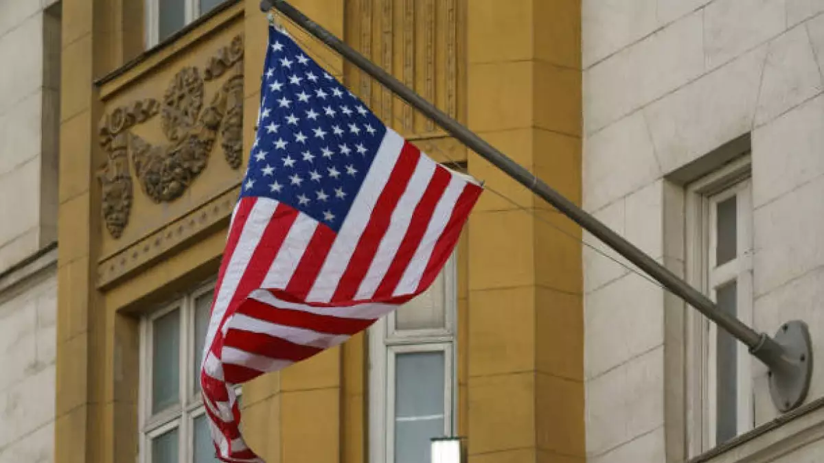После волны критики: США смягчили спорные правила выдачи грин-карт