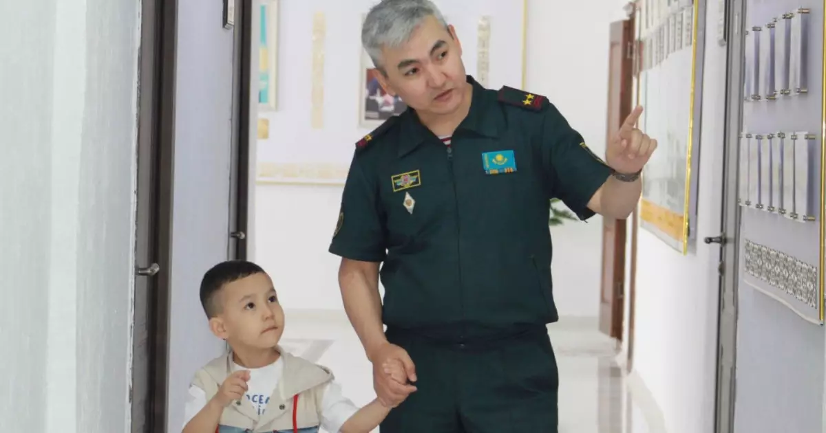   Төрт жастағы талант: ІІМ Ұлттық ұлан офицерінің ұлы 20-ға жуық қара өлеңді жатқа біледі   