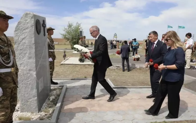 Дипломаты ЕС почтили память жертв репрессий и голода в Казахстане