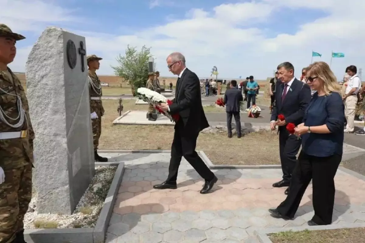 Еуропалық Одаққа мүше мемлекеттердің дипломатиялық өкілдері қуғын-сүргін құрбандарына тағзым етті