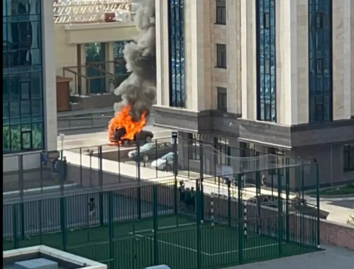Автомобиль горел на проезжей части в Астане: есть пострадавшие