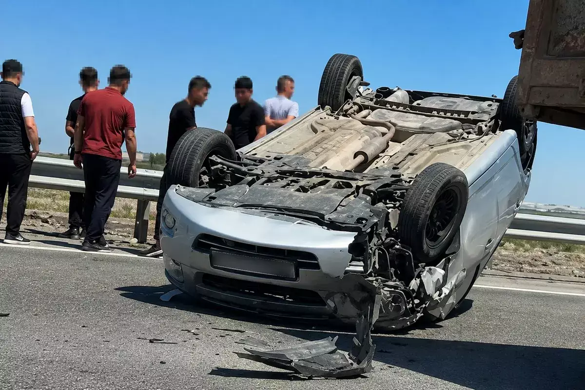 Грузовик не уступил дорогу: автомобиль перевернулся близ Актау - новости на Lada.kz 31.05.2026