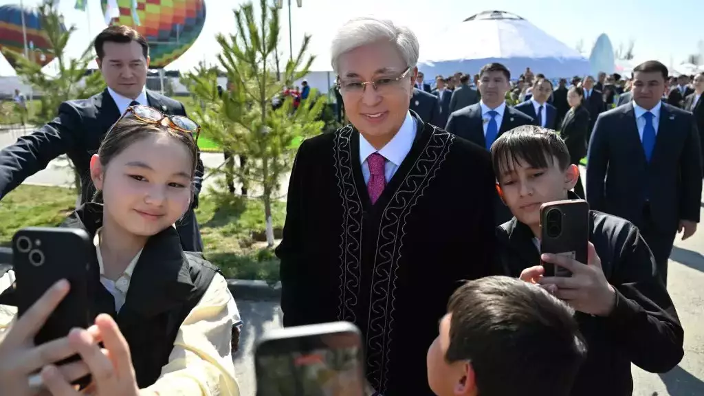 “Жас буынды қолдау әрдайым еліміздің басты назарында болады”: Президент Халықаралық балаларды қорғау күнімен құттықтады