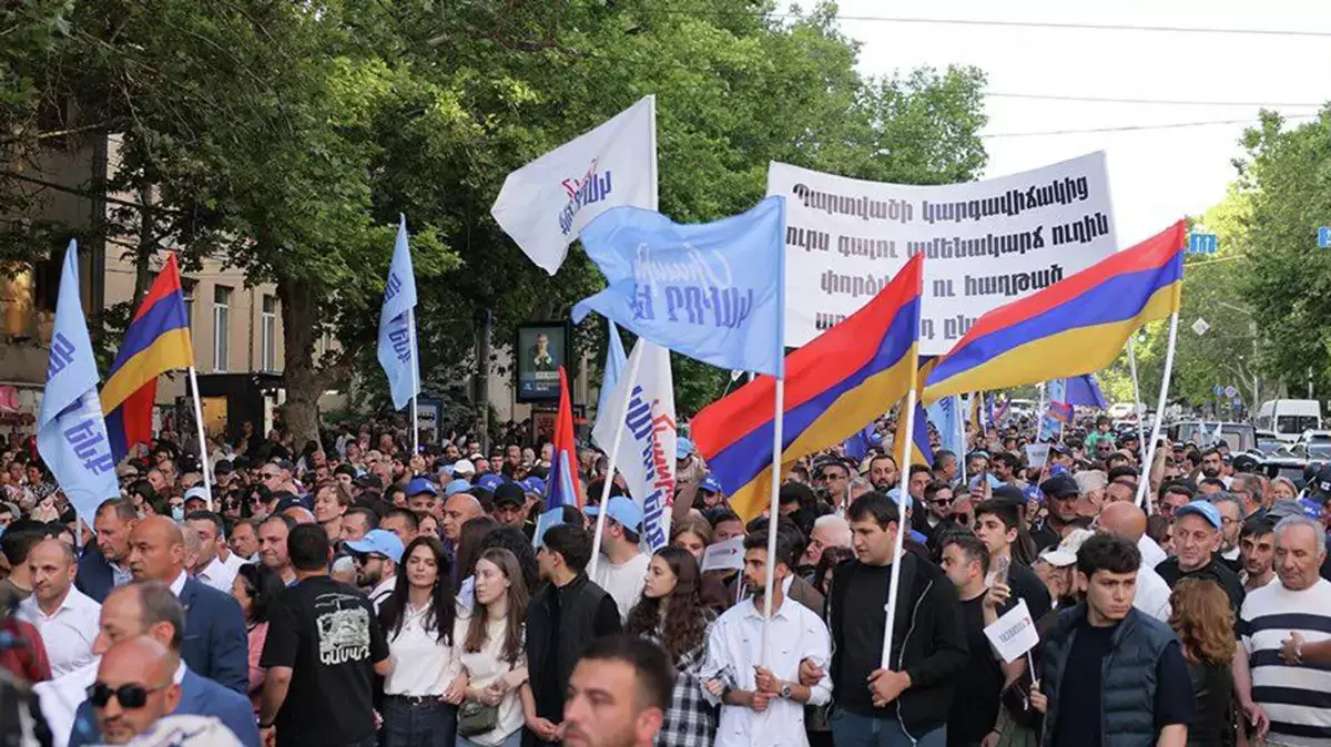 Оппозиция вывела тысячи сторонников на улицы Еревана перед выборами - новости на Lada.kz 01.06.2026
