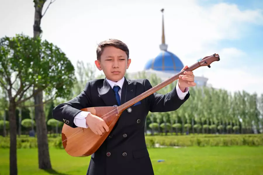 Әлемдік рекордтар кітабына кірген ақтөбелік оқушы Ақорда ауласында күй тартты