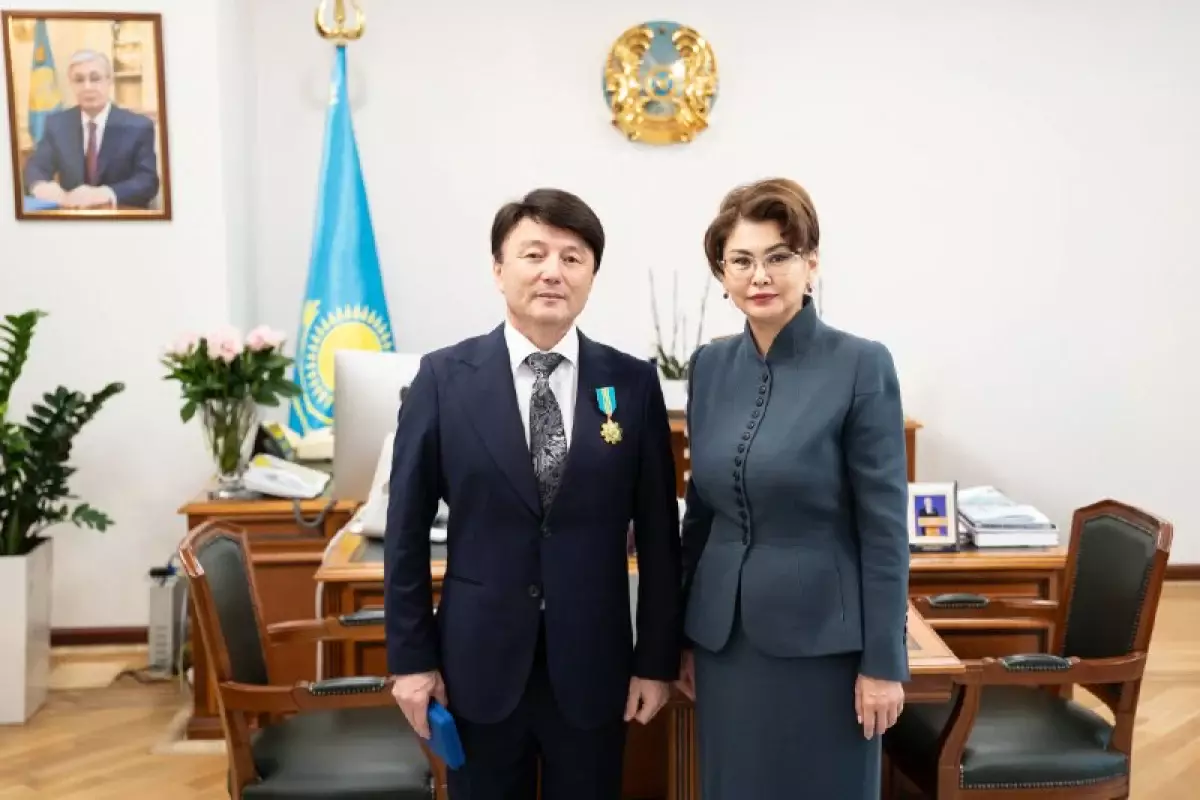 Президент атынан Қанат Айтбаевқа мемлекеттік награда табысталды
