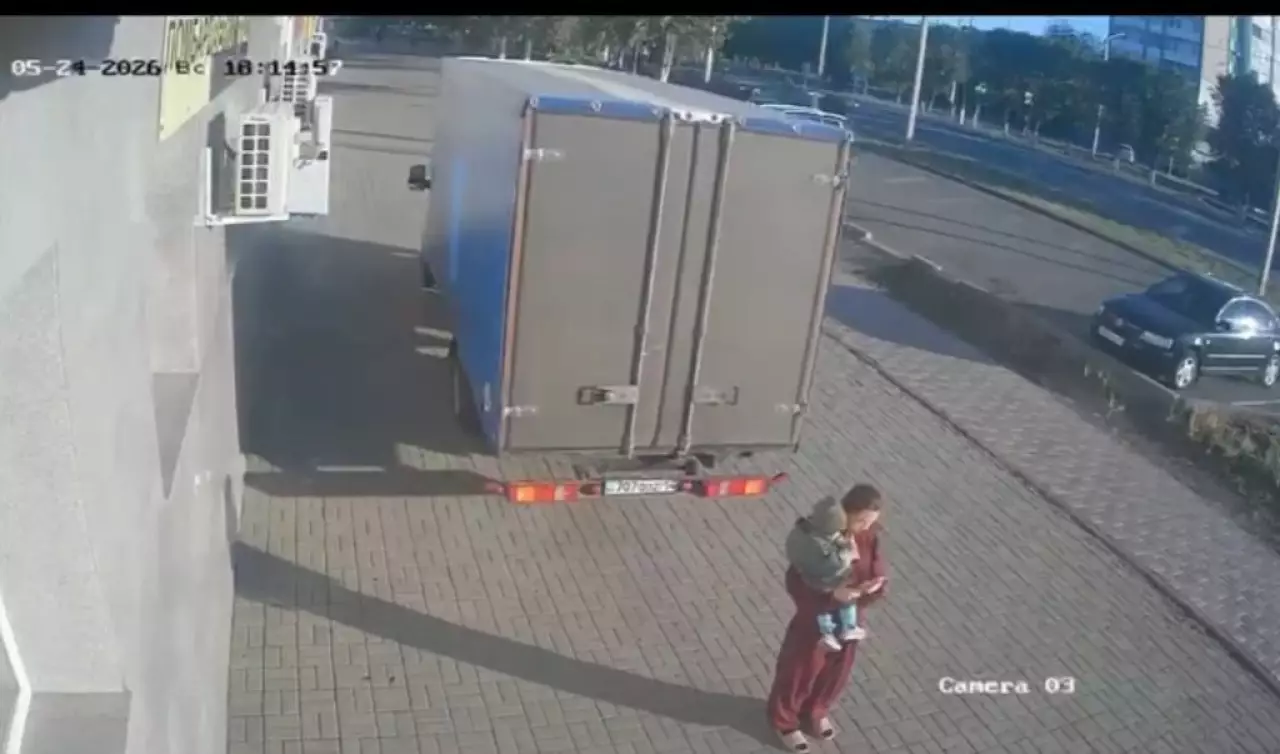 Держала на руках малыша: в Экибастузе грузовик наехал на женщину с ребенком