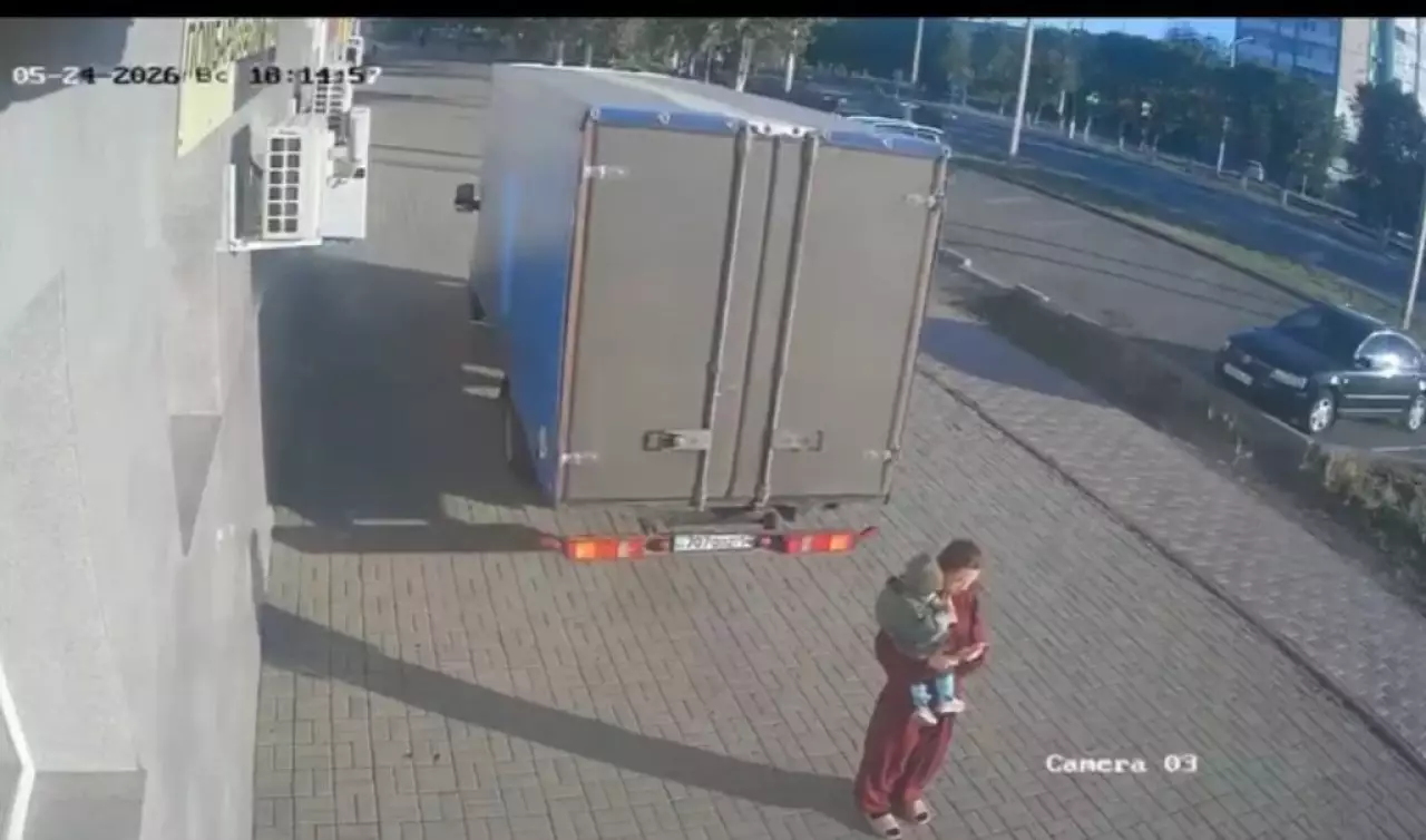 Екібастұзда жүк көлігі баласын көтеріп тұрған әйелді қағып кетті