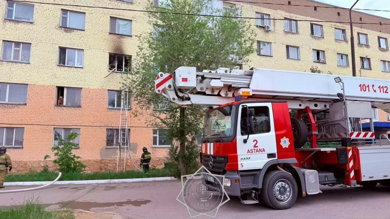 В Астане загорелось общежитие: жильцы спасались самостоятельно