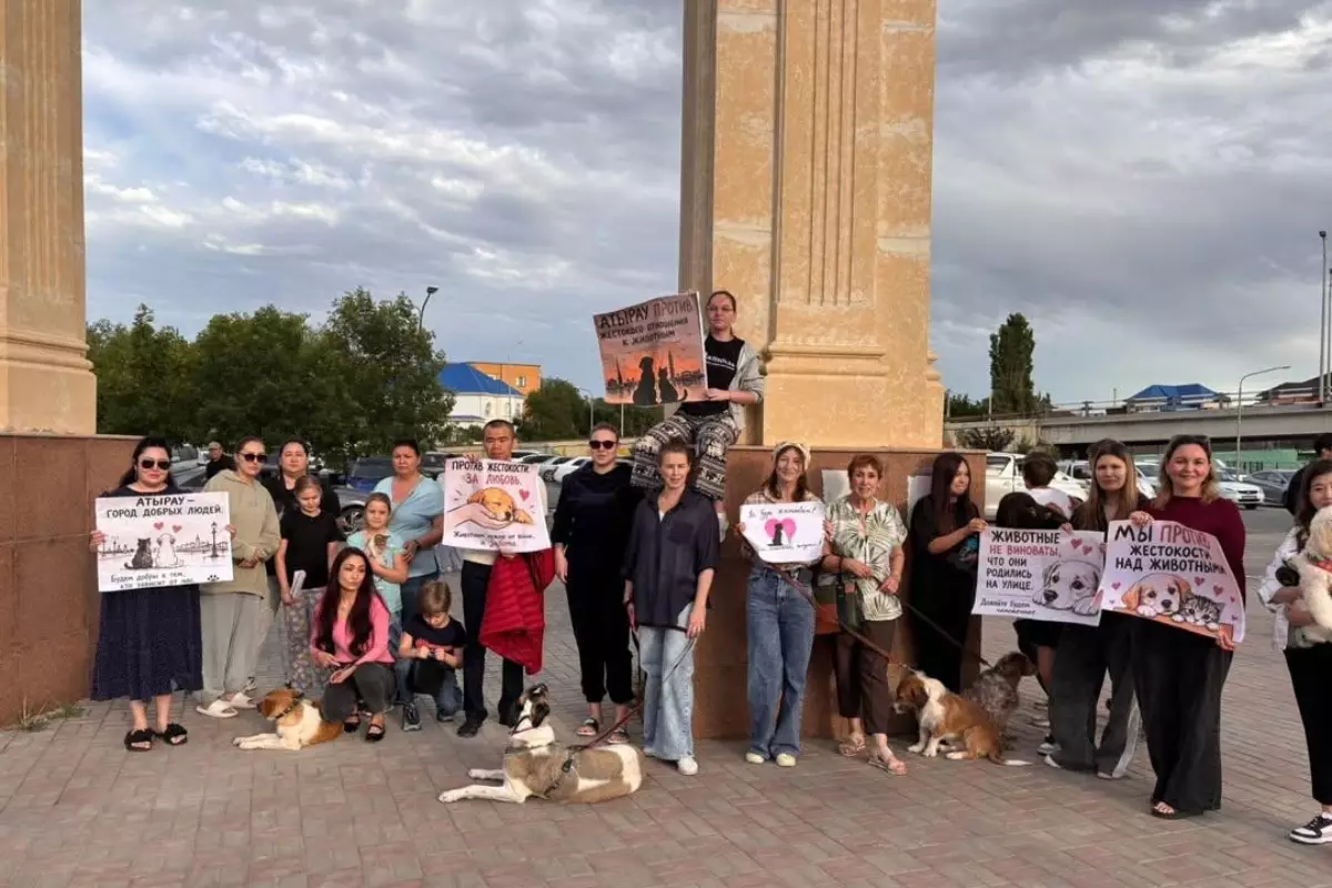 Лапы, плакаты и лозунги: в Атырау прошла акция зоозащитников