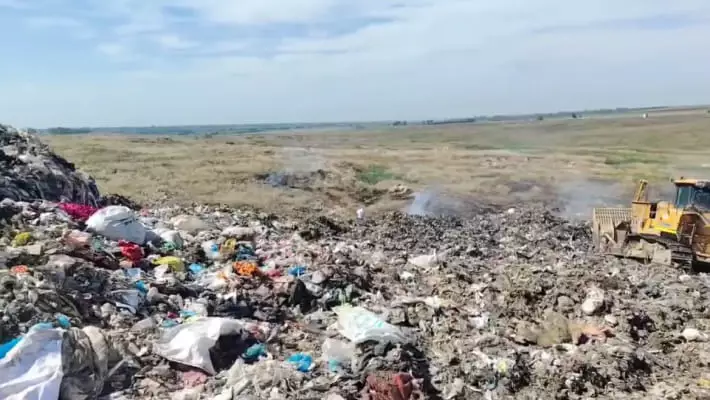 Под Ташкентом потушили пожар на крупном мусорном полигоне