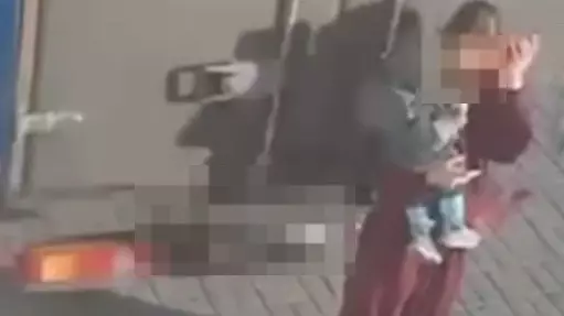  Павлодар облысында жүк көлігі тротуарда келе жатқан балалы әйелді қағып кеткен 