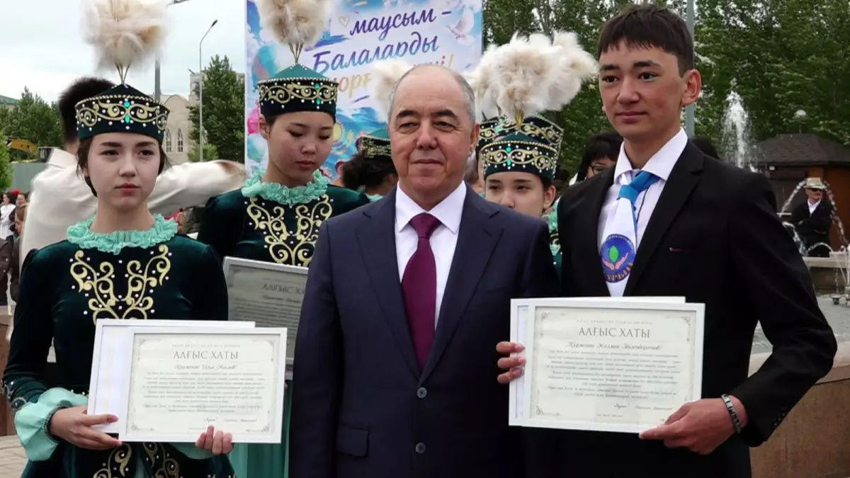 БҚО-да 90 оқушыға 120 мың теңгелік қаржылай сертификат табысталды 