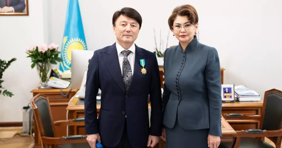  Димаш Құдайбергеннің әкесіне Президент атынан награда табысталды 