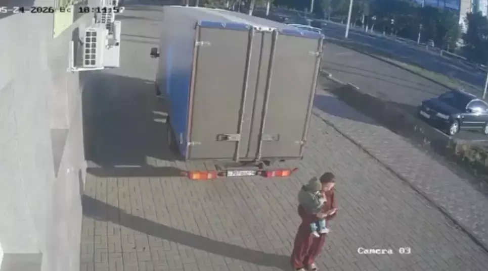 «Жансақтау бөлімінде»: Екібастұзда жүк көлігі балалы ананы басып кетті