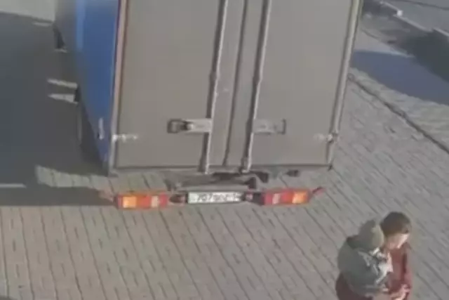 Екібастұзда жүк көлігі әйелді кішкентай баласымен қоса қағып кетті