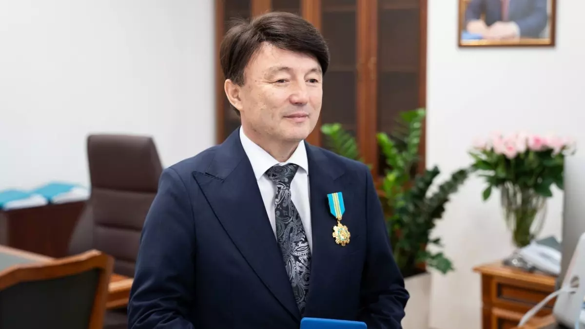  Президент атынан Қанат Айтбаевқа мемлекеттік награда табысталды 