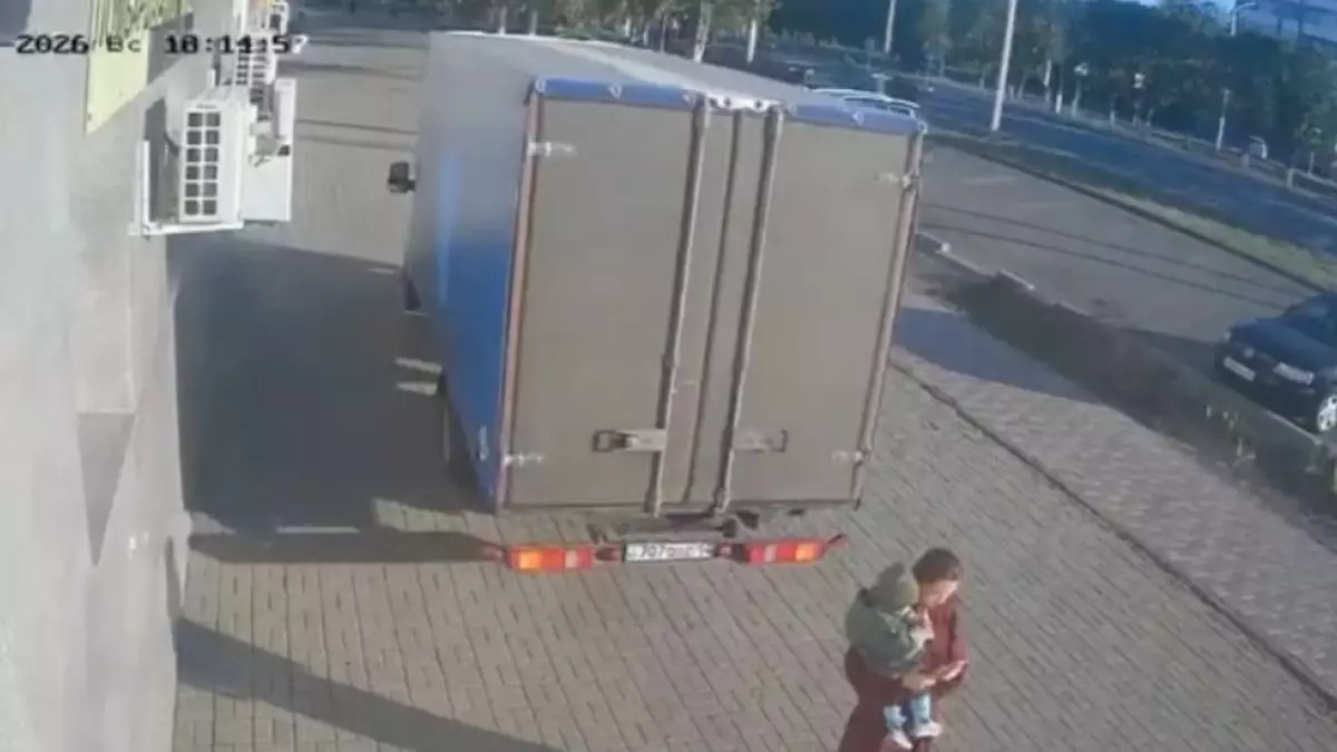 Грузовик сбил женщину с ребенком в Экибастузе