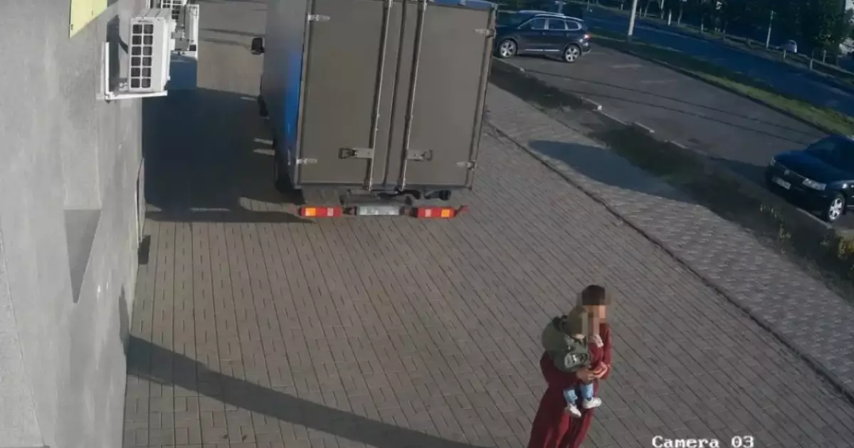  Екібастұзда жүк көлігі бала көтеріп келе жатқан әйелді қағып кетті 