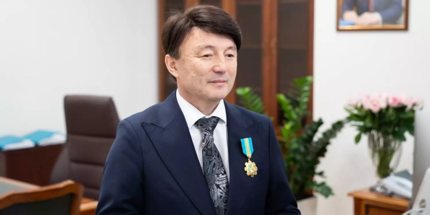 Димаш Құдайбергеннің әкесі орденмен марапатталды