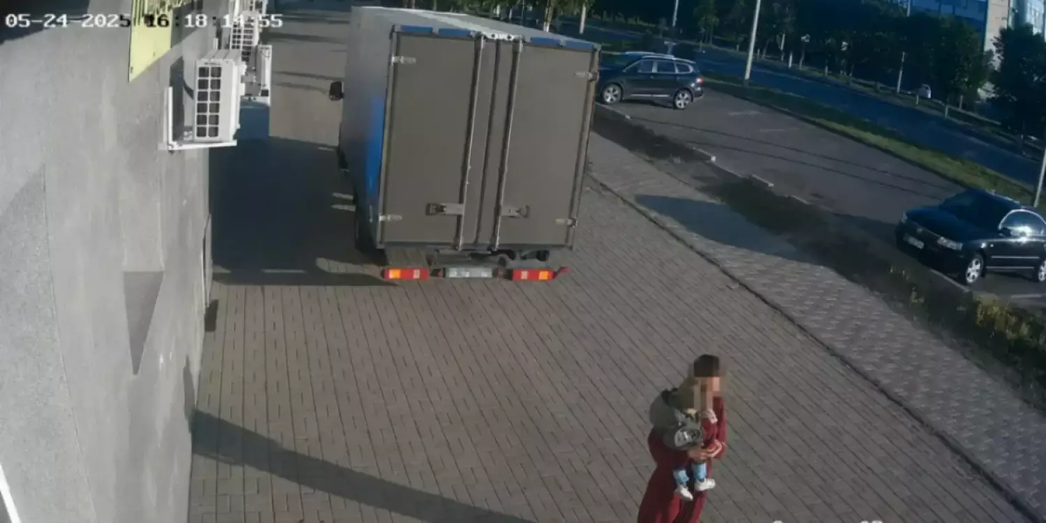 Екібастұзда жүк көлігі тротуарда келе жатқан балалы әйелді қағып кетті (ВИДЕО)