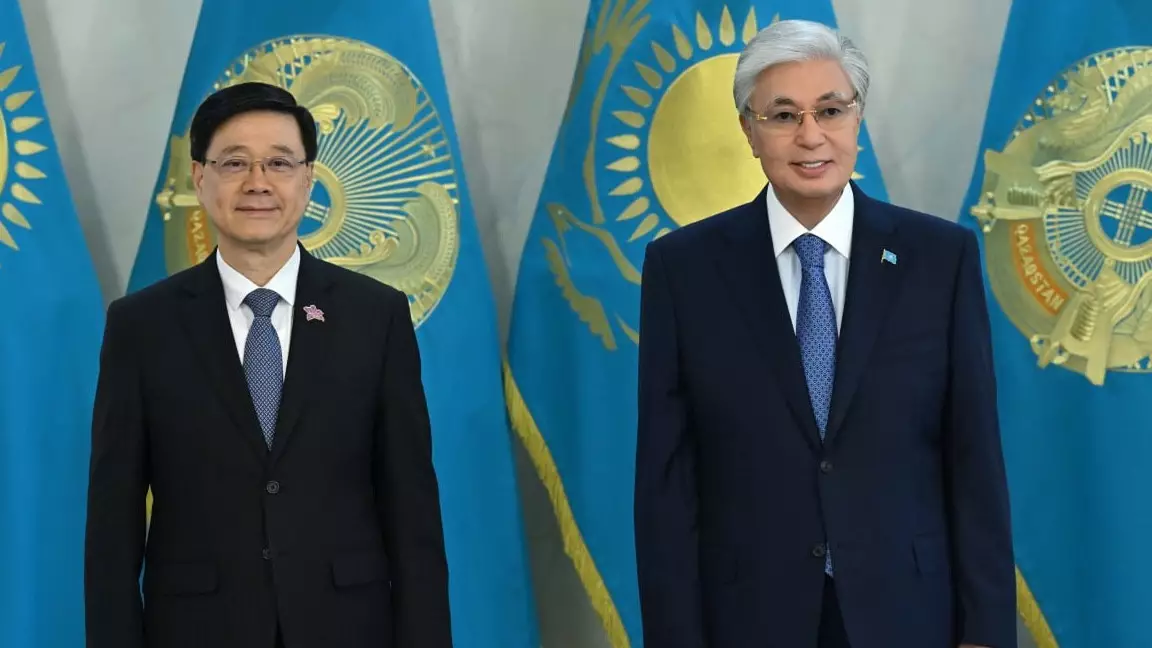  Президент Гонконг әкімшілігінің басшысымен кездесті 