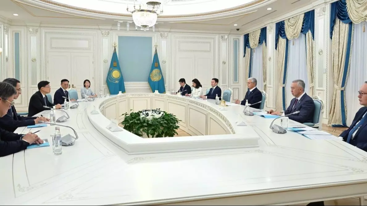  Президент Гонконг Арнаулы әкімшілік ауданы Әкімшілігінің Басшысы Джон Лимен кездесу өткізді 