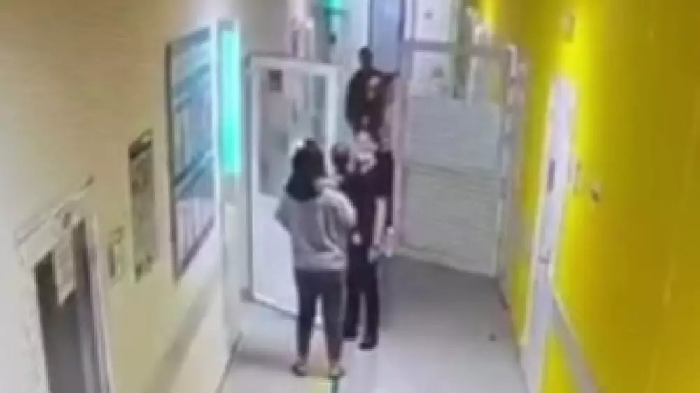 Драка между медиком и пациенткой в больнице Алматы попала на видео