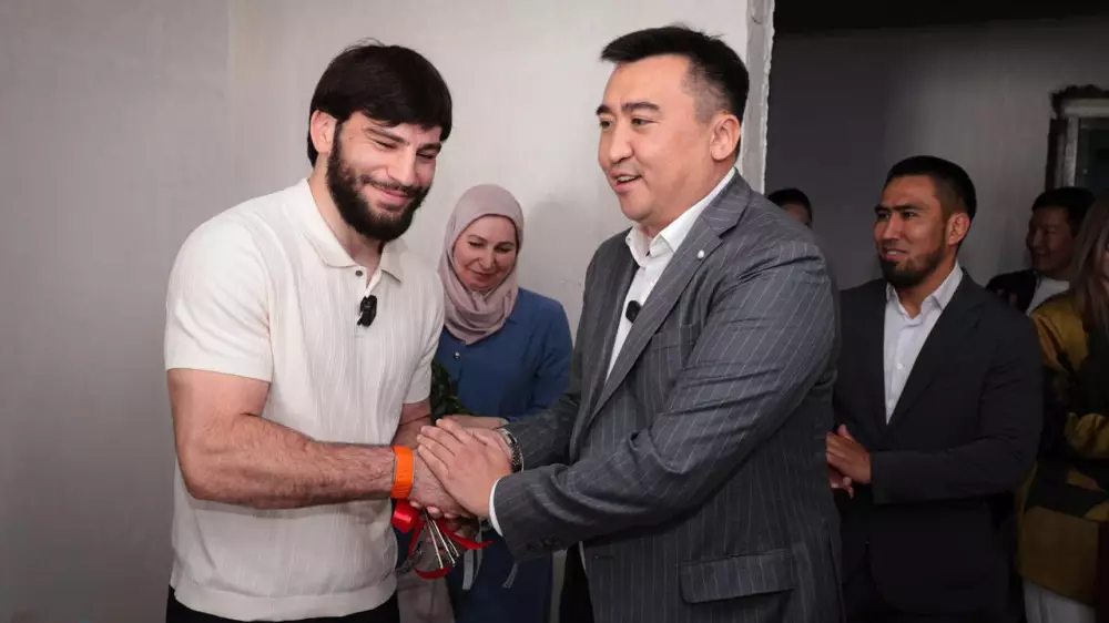 Чемпиону Казахстана по греко-римской борьбе подарили квартиру в Костанае