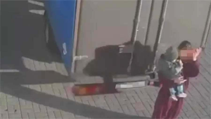Павлодар облысында бала көтеріп тұрған әйелді ГАЗель қағып кеткен 