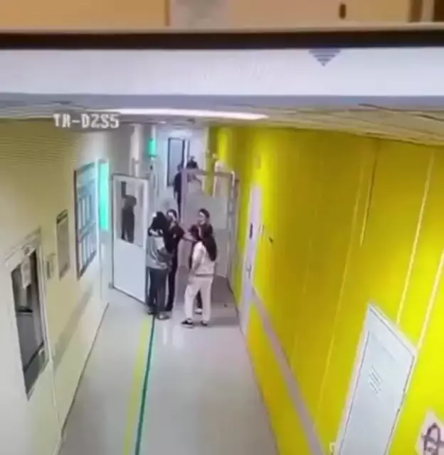 Алматыда дәрігерді соққыға жыққан әйелдің видеосы желіге тарады
