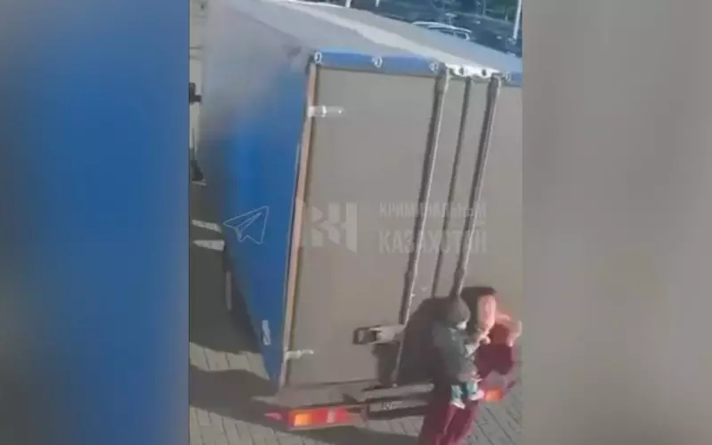 В Экибастузе грузовик сбил на тротуаре мать с младенцем