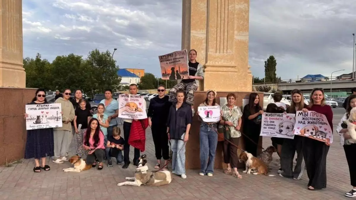 Жители Атырау вышли на акцию в защиту бездомных животных