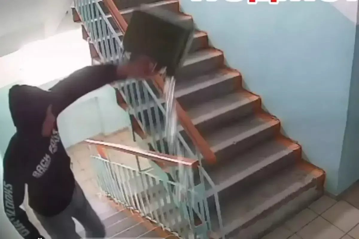 Мужчина с канистрой бензина пытался поджечь подъезд жилого дома в Павлодаре