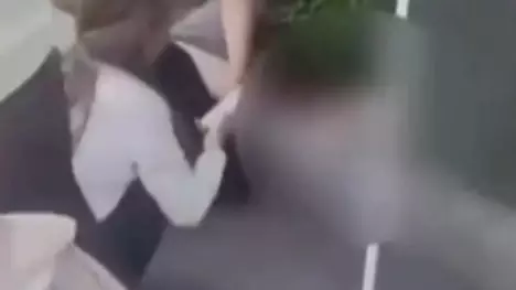  Екібастұзда бесінші қабаттан құлаған бір жасар бүлдіршін мүшкіл хәлде жатыр 
