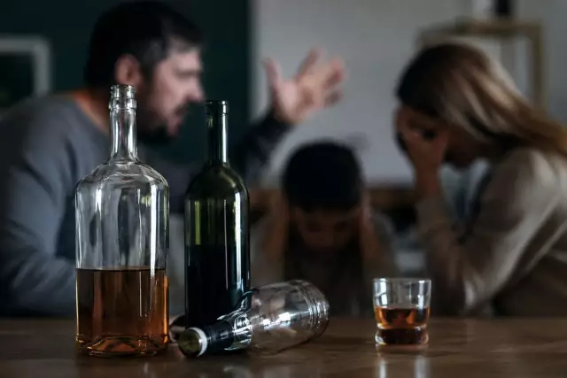 Алкоголь в Казахстане: бизнес зарабатывает миллиарды, а общество платит слишком высокую цену