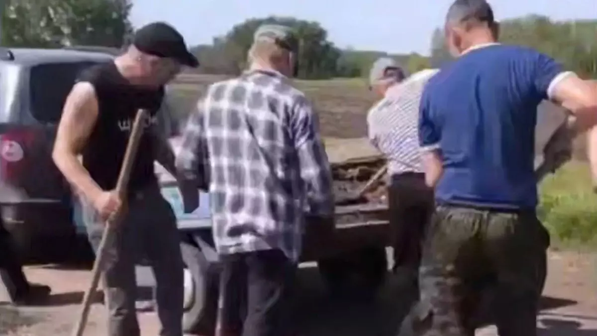 Жители сёл самостоятельно отремонтировали дорогу в СКО