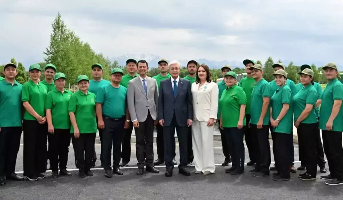 Токаев посетил крупнейший в Казахстане питомник декоративных растений