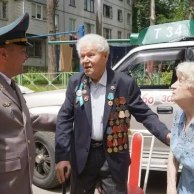 В Алматы военнослужащие навестили ветерана‑разведчика в его 101-й день рождения