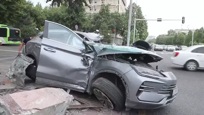 Автобус и BYD столкнулись на оживленном перекрестке в Ташкенте