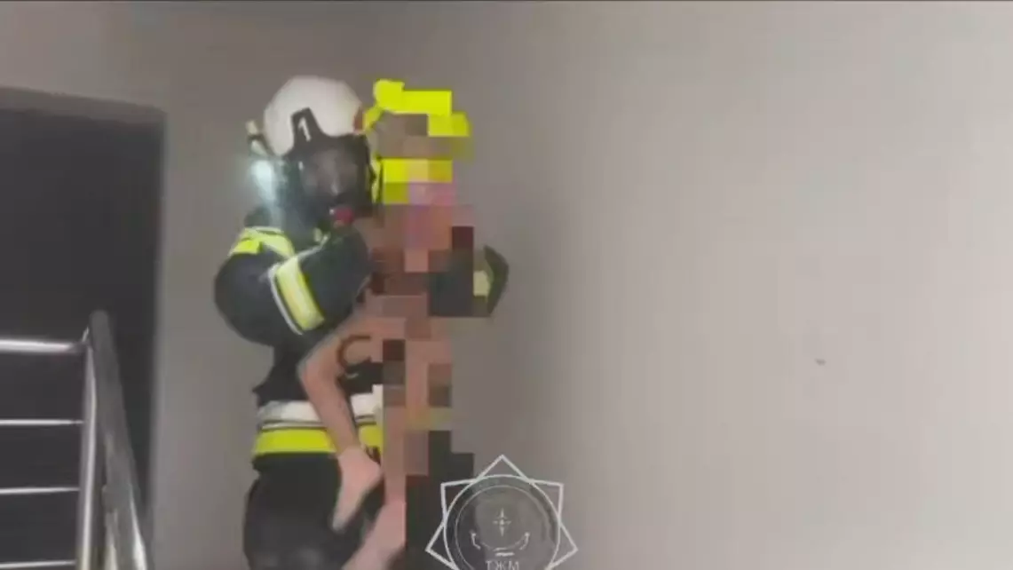 В Шымкенте при пожаре в многоэтажке спасли 17 человек, большинство из них — дети