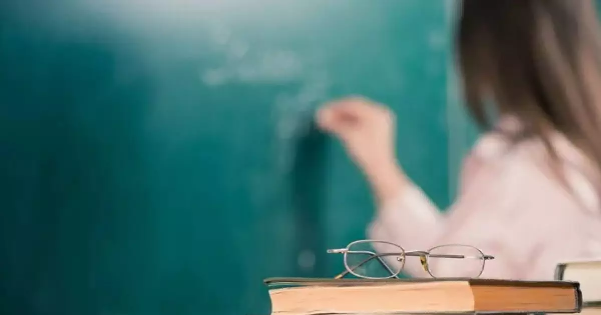  В Актобе учительницу обязали вернуть почти миллион тенге за неотработанный грант 