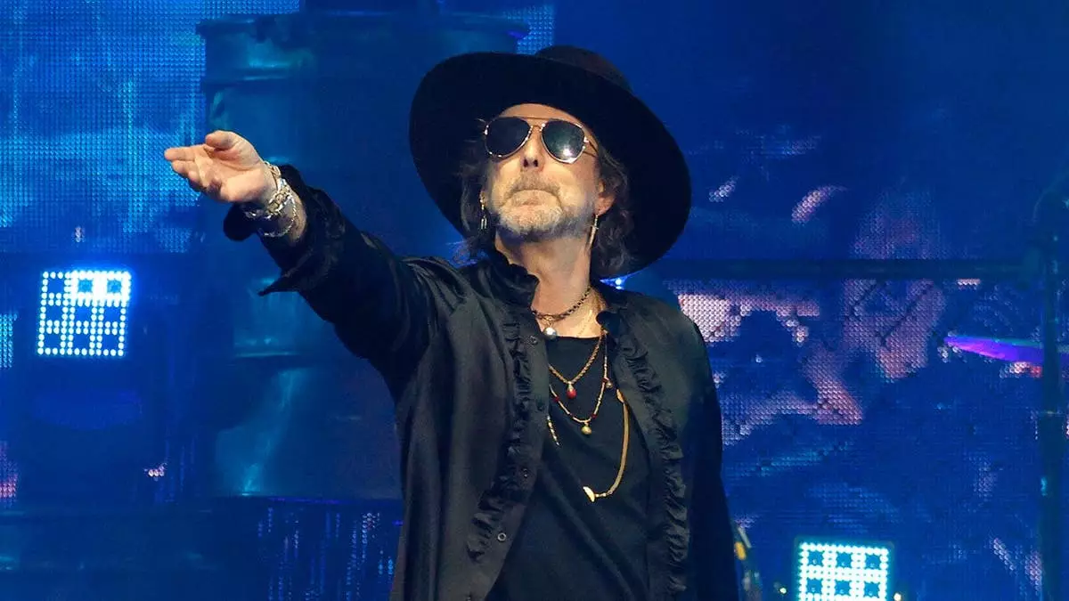 Black Crowes сталкиваются с критикой после того, как Крис Робинсон прервал скандирование «США» и назвал фанатов «невежественными».