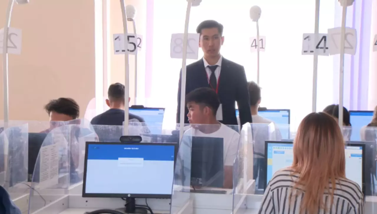 Более 239 тысяч абитуриентов претендуют на гранты и места в вузах