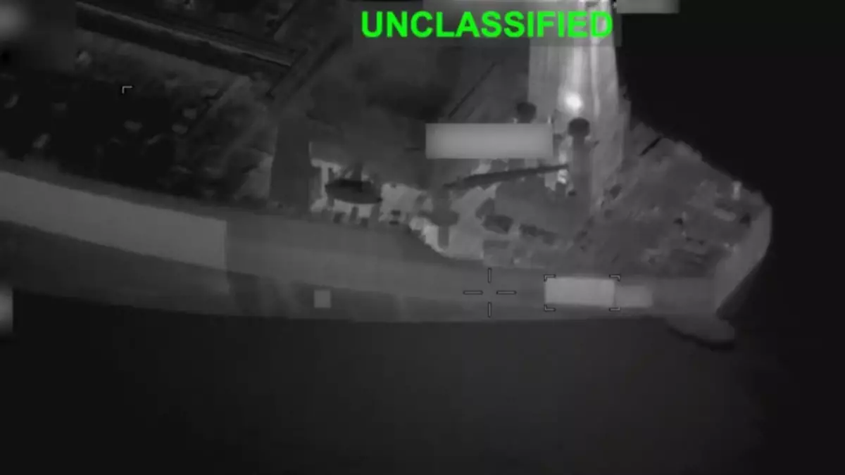 АҚШ Иран ұшырған дрон мен ракеталарды атып түсірді: Ормуз бұғазындағы аралға соққы жасалды