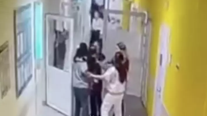 Алматыда екі жасар баланың анасы дәрігерге қол көтерді