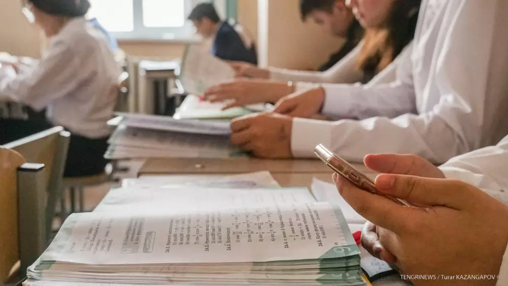 “Шенеуніктер жауап беруі керек“ - депутат мектептерде БЖБ мен ТЖБ-дан бас тарту туралы