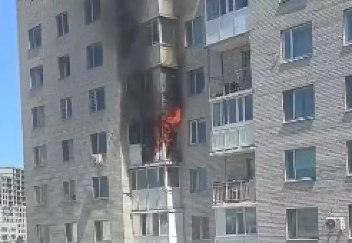 Пожар в многоэтажке Астаны: огонь перекинулся на соседний балкон
