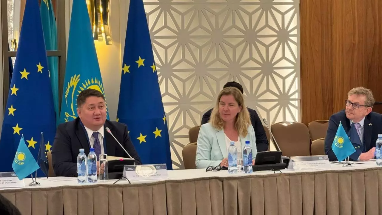 Казахстан и Евросоюз завершили разработку дорожной карты по расширению инфраструктуры и флота Срединного коридора.