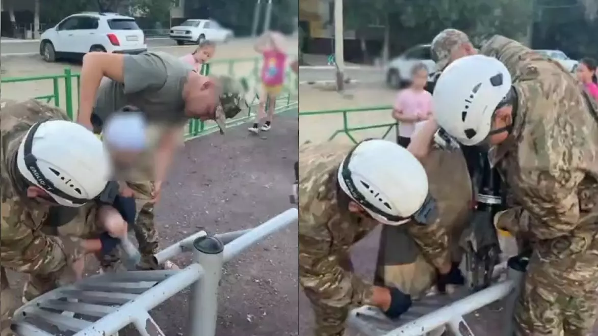Маленькая жительница Жезказгана застряла в качелях во время игры